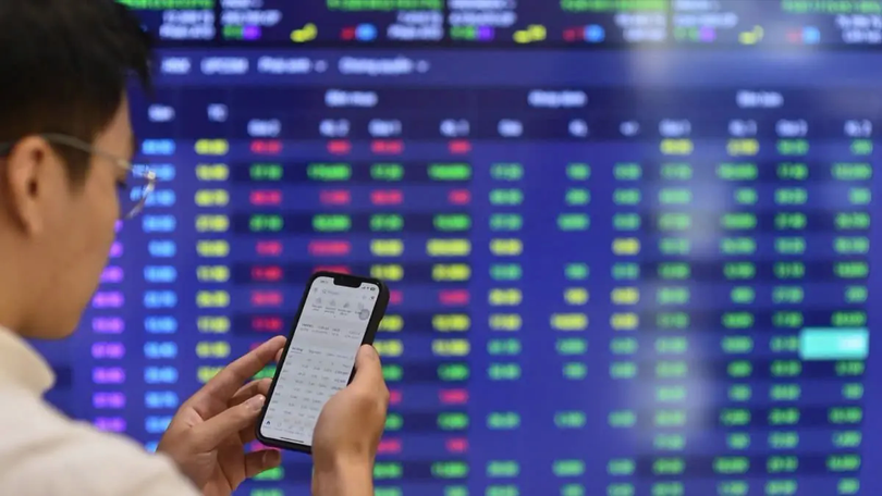Áp lực bán gia tăng, VN-Index giảm hơn 6 điểm