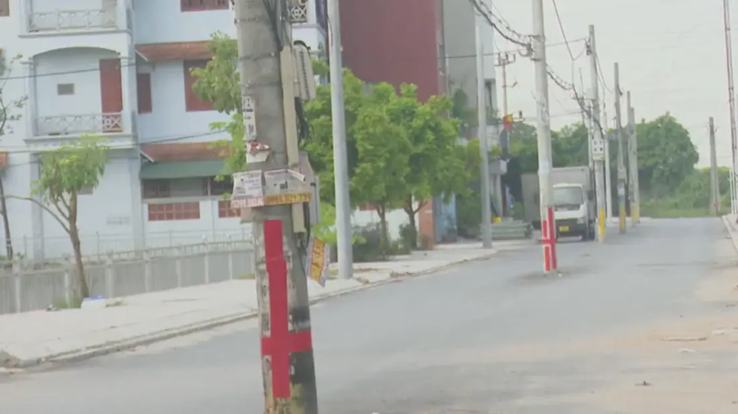 Hiểm họa từ những cột điện mọc giữa đường