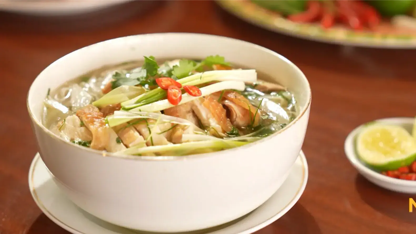 Thưởng thức phở gà Đông Tảo, nhớ hồn quê Việt