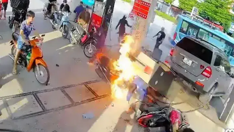 Ô tô bất ngờ lùi trúng cột bơm xăng gây cháy