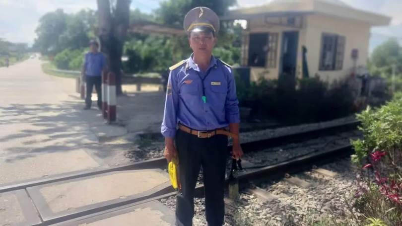 Nhân viên đường sắt cứu người thoát chết trong gang tấc