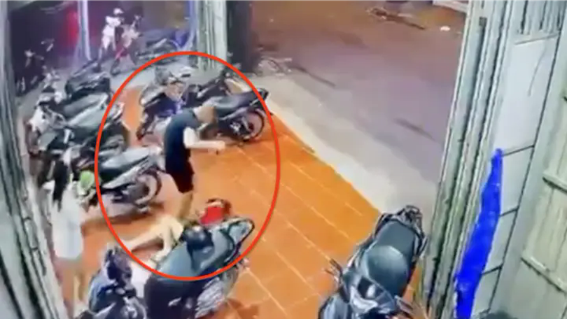 Cô gái bị hành hung dã man trước quán bi-a