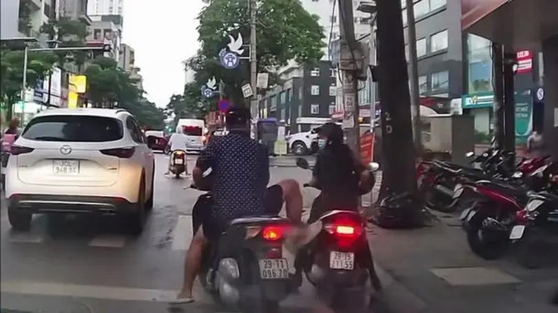 Công an xác minh vụ người đi xe máy có hành vi gây gổ