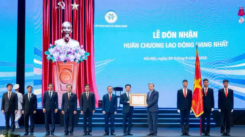 Khoa học: “Tự chủ - Trí tuệ - Công nghệ - Đột phá - Hội nhập”.