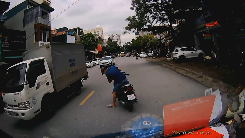 Nguy hiểm từ hành động phanh gấp giữa đường nhặt tiền rơi