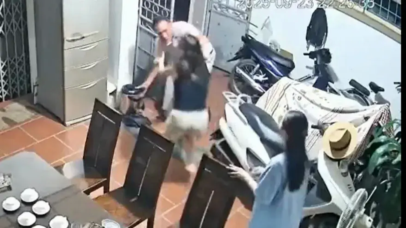 Phá cổng, xông vào đánh người ở Hà Nội