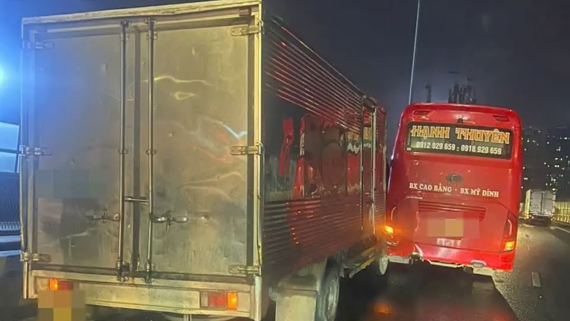 Danh tính lái xe khách ép xe tải trên Vành đai 3