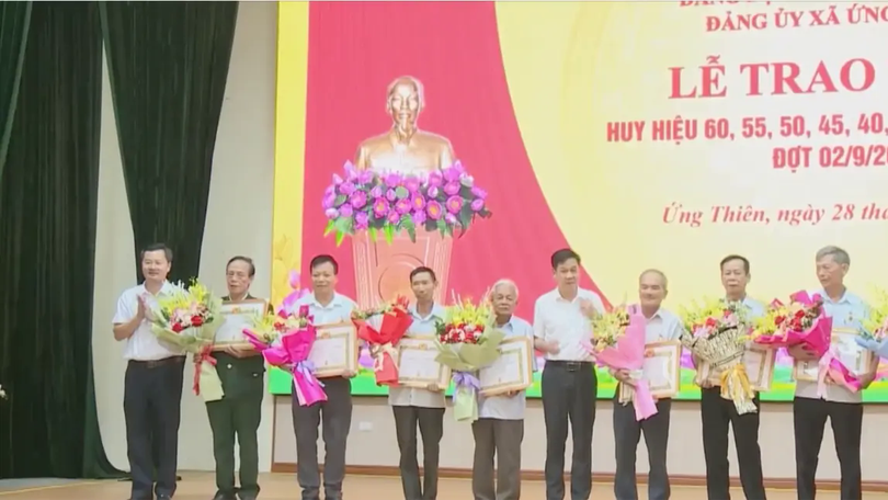 Tự hào tấm Huy hiệu Đảng trao