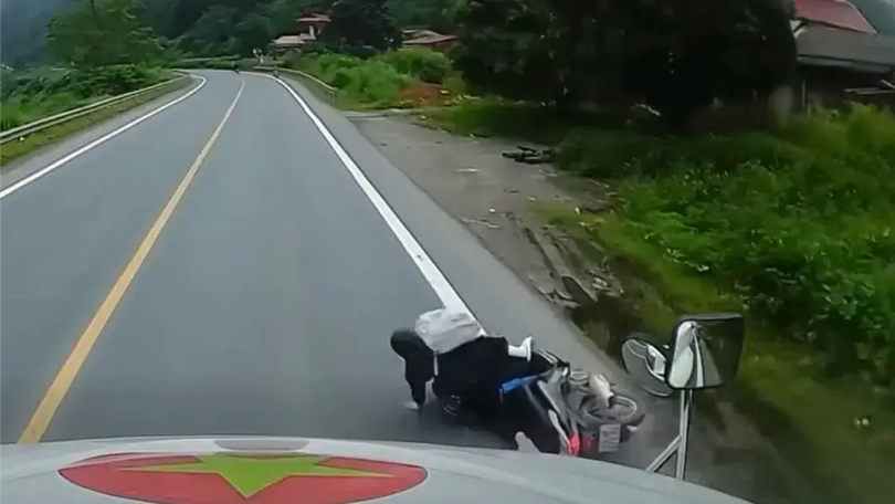 Nguy hiểm khi xe máy vượt ẩu trên đường đèo