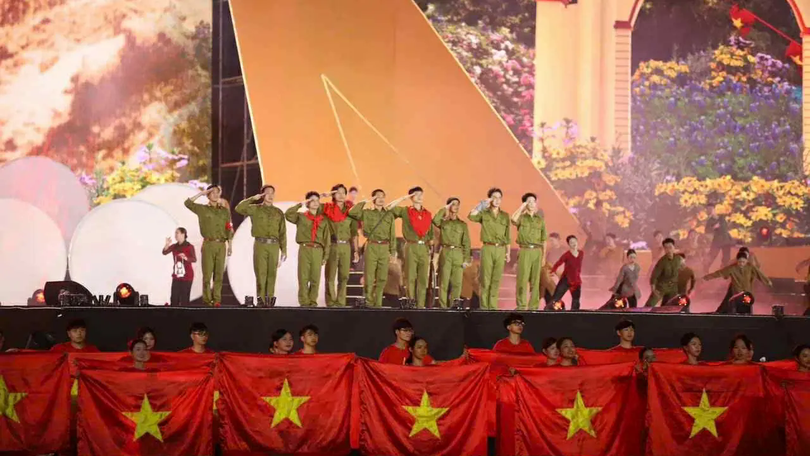 Dàn diễn viên 'Mưa đỏ' gây xúc động với 'Còn gì đẹp hơn'