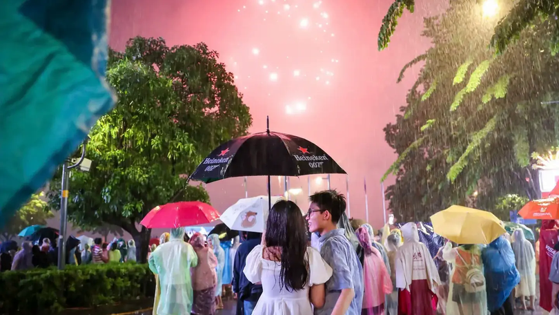 Người dân TP.HCM ngắm pháo hoa mừng Quốc khánh trong mưa lớn