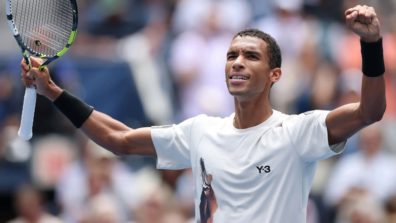 Auger-Aliassime lội ngược dòng để đi tiếp