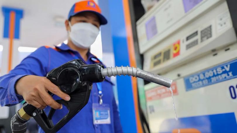Giá xăng tăng lần thứ ba liên tiếp