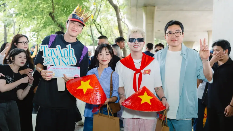 Lee Kwang Soo đội nón lá, rạng rỡ bên dàn sao Việt