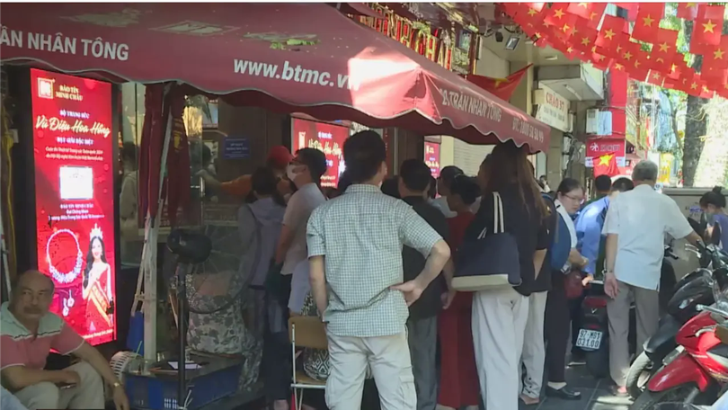 Hàng dài người chờ mua vàng bất chấp giá liên tục lập đỉnh