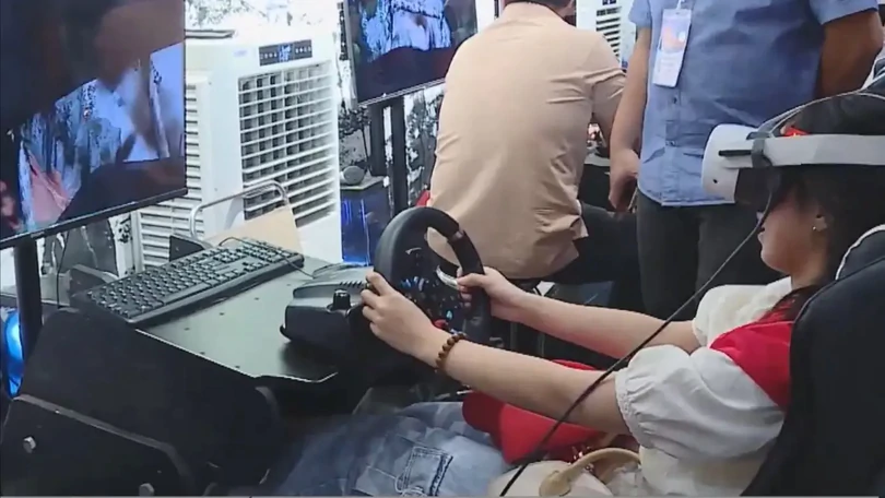 Trải nghiệm VR 'tiểu đội xe không kính' thu hút du khách