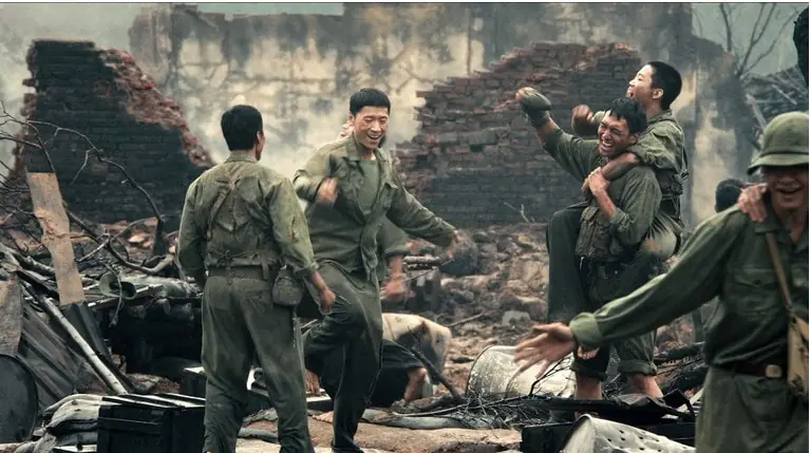 'Mưa đỏ' trở thành phim có doanh thu cao nhất lịch sử