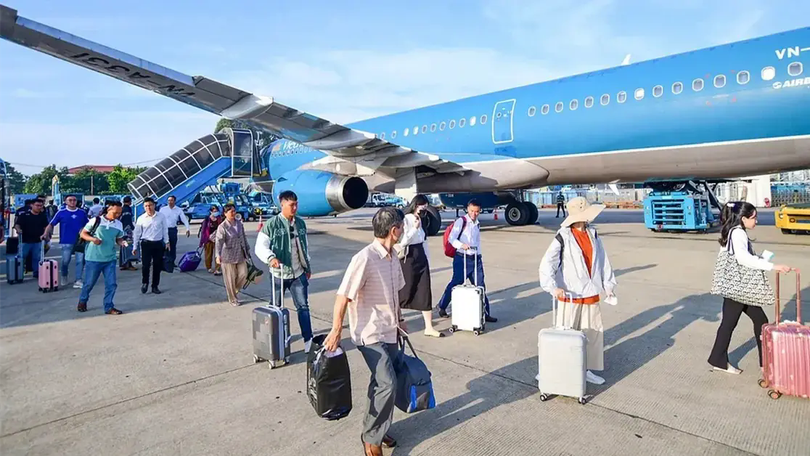 Giá vé máy bay Tết tăng cao dù được mở bán sớm