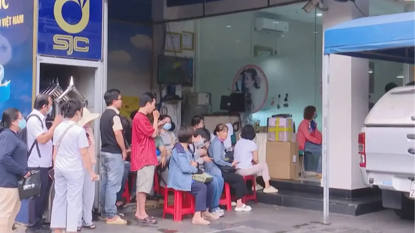 Người dân TP.HCM vẫn đổ xô đi mua vàng