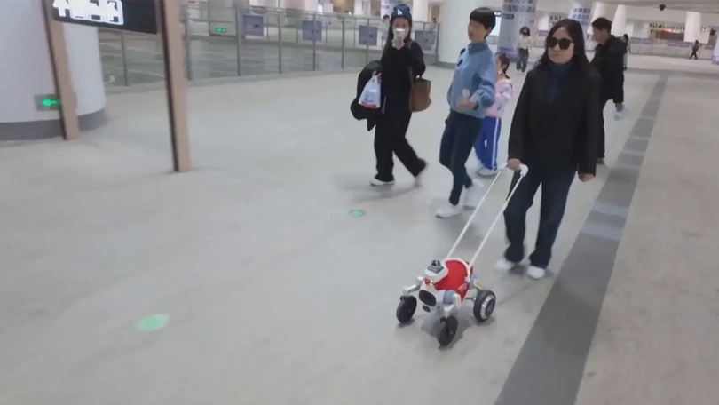 Trung Quốc: Robot hỗ trợ người khiếm thị đi tàu điện ngầm