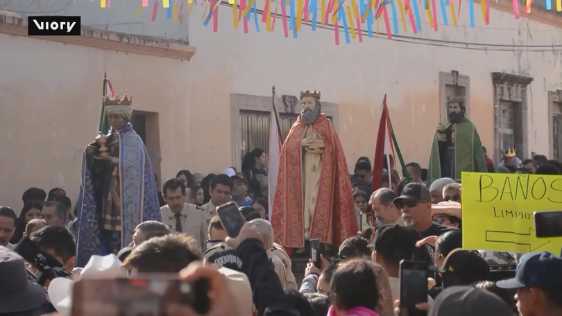 Lễ rước Ba nhà thông thái trên hồ Cajititlan, Mexico