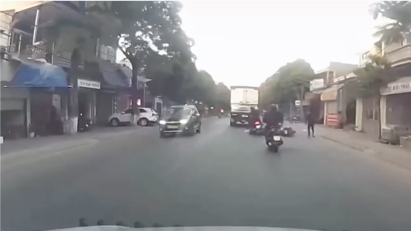 Xe máy đi sát nhau gặp tai nạn liên hoàn