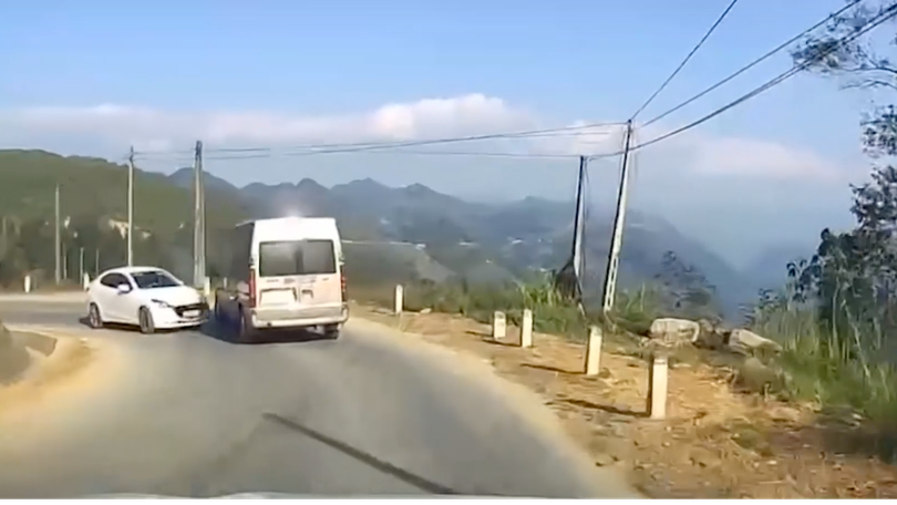 Xe con gây va chạm giao thông vì ôm cua bất cẩn