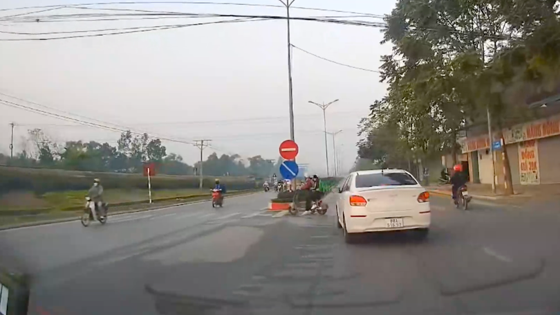 Nguy hiểm khi học sinh lao ra đường không quan sát