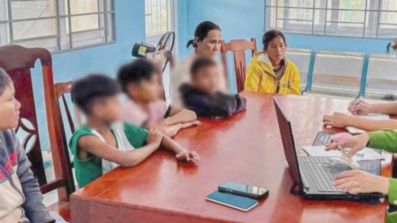 Cứu trẻ chơi đùa nguy hiểm trên cao tốc Cam Lâm-Vĩnh Hảo