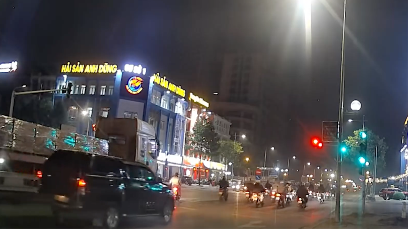 Nguy hiểm khi đi vào vùng điểm mù xe tải