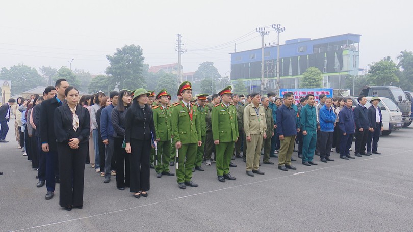 Xã Phúc Thọ ra quân giải tỏa chợ cóc, chợ tạm
