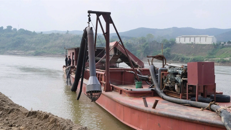 Khởi tố 3 đối tượng khai thác cát trái phép trên sông Hồng