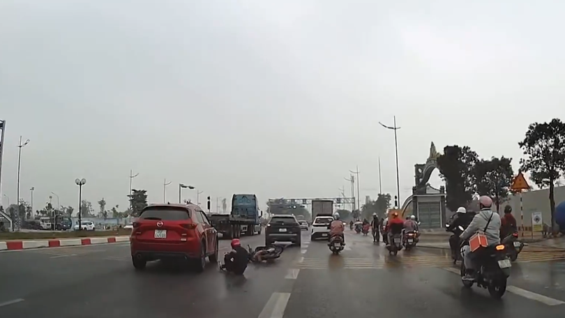 Xe máy phanh gấp trượt ngã ngay trước đầu ô tô
