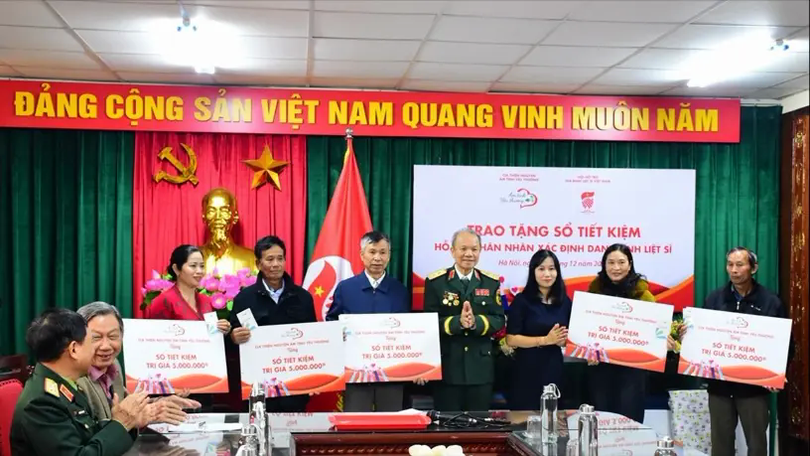 Trao sổ tiết kiệm tri ân 16 gia đình liệt sĩ