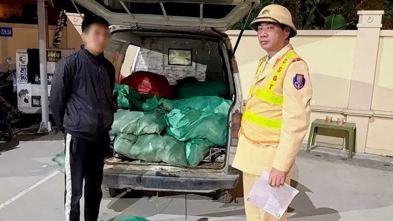 CSGT ngăn chặn gần 1 tấn chân gà bẩn vào trung tâm