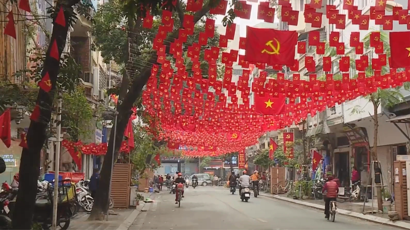 Phố phường Hà Nội rực rỡ chào mừng Đại hội Đảng