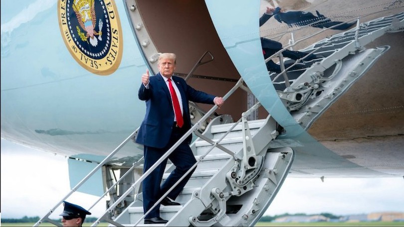 Chuyên cơ chở ông Trump tới Davos gặp sự cố kỹ thuật