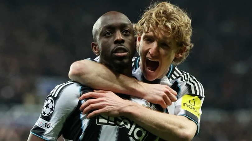 Newcastle United lần đầu vượt qua vòng bảng Champions League
