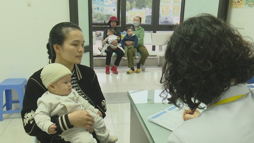 Hà Nội cho trẻ dưới 1 tuổi uống vaccine Rota