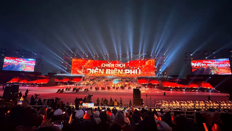 Người dân háo hức theo dõi chương trình mừng Đại hội XIV thành công