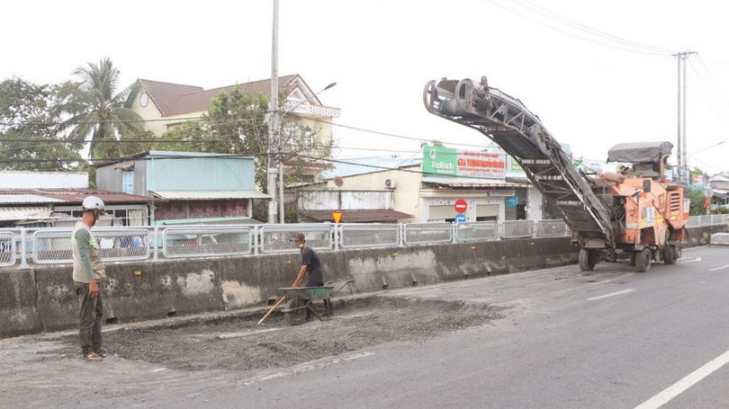 Khắc phục hư hỏng trên Quốc lộ 1A đoạn qua Cà Mau
