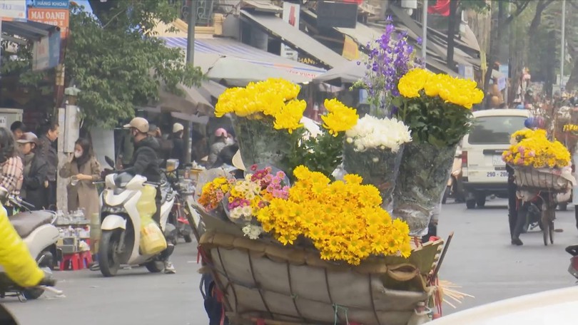 Sắc xuân trên những gánh hàng rong