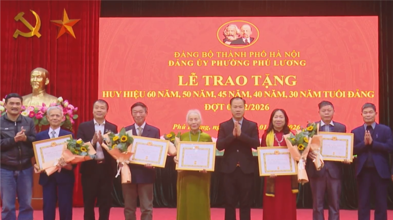 Phường Phú Lương trao tặng Huy hiệu Đảng đợt 3/2
