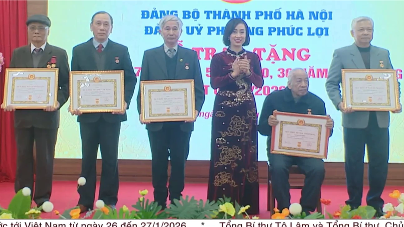 71 đảng viên phường Phúc Lợi được trao Huy hiệu Đảng đợt 3/2