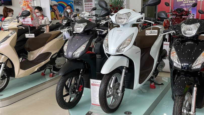 Người Việt giảm mua xe máy xăng