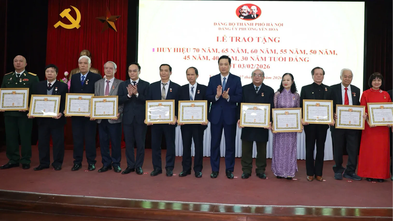 Phường Yên Hòa trao tặng Huy hiệu Đảng đợt 3/2