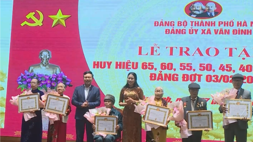 Đảng ủy xã Vân Đình trao tặng Huy hiệu Đảng đợt 3/2