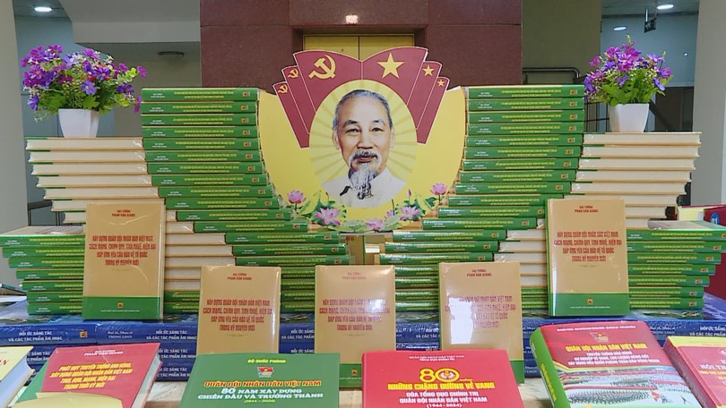 Ra mắt sách về xây dựng quân đội