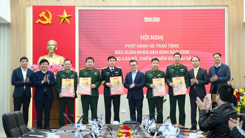 Trao tặng 40.000 báo Xuân tới chiến sĩ nơi biên giới, hải đảo