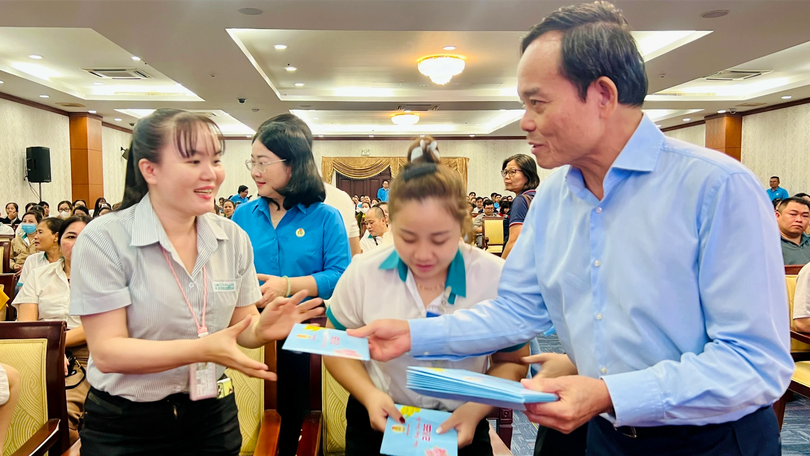 Tặng quà Tết cho 350.000 đoàn viên, người lao động